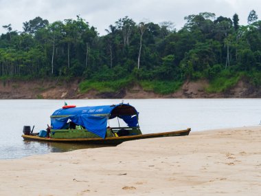 Amazon River, Brazil: - Sep 15, 2018: Boat on the sandy Amazon beach during low water season. Amazonia.ocal traffic. Latin America.
