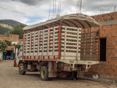 Villa de Leyva, Kolombiya - 3 Mayıs 2016: Küçük bir güney kasabasının kamyonu. Güney Amerika