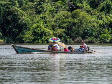 Amazon nehri, Brazil: - 07 Mayıs 2016: Amazon nehri üzerinde halk ile küçük tekne