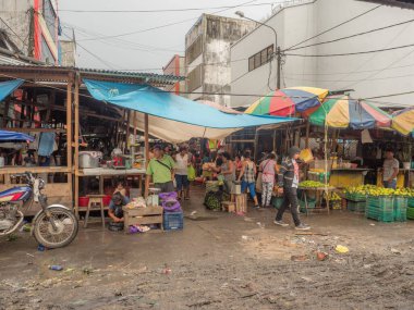 Iquitos, Peru - Aralık 06, 2018: Çeşitli et, balık ve meyve türleriyle pazar. Belen Pazarı Latin Amerika. Beln Mercado.