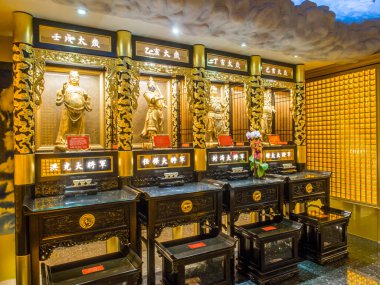 Taipei, Tayvan - 19 Ekim 2016: Taipei, Maokong Hill 'deki Zhinan Tapınağı' nda altın sunaklar. Asya