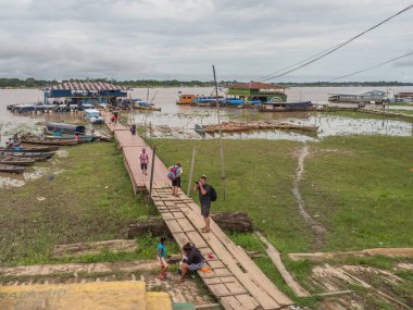 Tabatinga, Brezilya - 25 Kasım 2018: Düşük su mevsiminde Amazon Nehri Limanı. Güney Amerika. Amazon Nehri. Tres fronteras. Amazon Yağmur Ormanı.