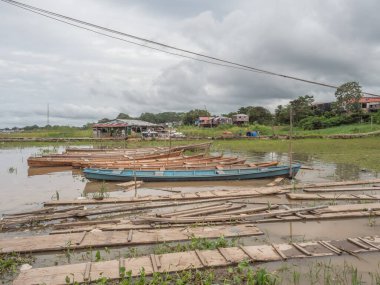 Tabatinga, Brezilya - 25 Kasım 2018: Amazon Nehri limanında yeni ahşap tekne. Güney Amerika. Amazon Nehri. Tres fronteras. Amazon Yağmur Ormanı.