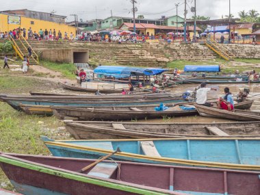 Tabatinga, Brezilya - 25 Kasım 2018: Amazon Nehri limanında insanlar ve ahşap tekne. Güney Amerika. Amazon Nehri. Tres fronteras. Amazon Yağmur Ormanı.