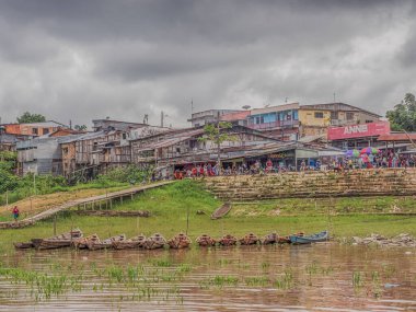 Tabatinga, Brezilya - 25 Kasım 2018: Amazon Nehri limanında yeni ahşap tekne. Güney Amerika. Amazon Nehri. Tres fronteras. Amazon Yağmur Ormanı.