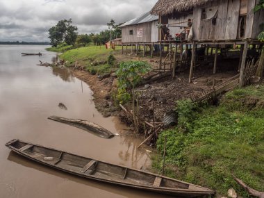 Amazon Nehri, Peru - 04 Aralık 2018: Amazon Nehri kıyısındaki köy manzarası. Güney Amerika.