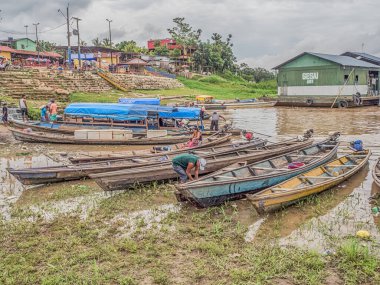 Tabatinga, Brezilya - 25 Kasım 2018: Amazon Nehri limanında insanlar ve ahşap tekne. Güney Amerika. Amazon Nehri. Tres fronteras. Amazon Yağmur Ormanı.