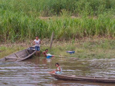 Amazon Nehri, Peru - 4 Aralık 2018: Amazon nehrinin kıyısındaki insanların günlük yaşamı. Amazon ormanı. Peru, Güney Amerika.