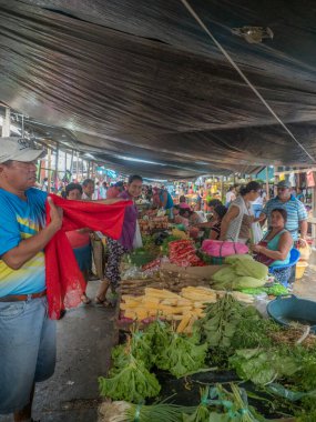 Iquitos, Peru - Aralık 06, 2018: Çeşitli et ve balık türleri ve meyvelerle pazar. Belen Pazarı. Latin Amerika. Beln Mercado.