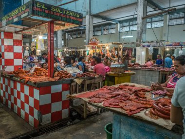 Iquitos, Peru - Aralık 06, 2018: Çeşitli et ve balık türleri ve meyvelerle pazar. Belen Pazarı. Latin Amerika. Beln Mercado.