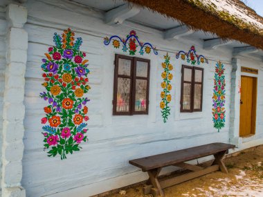 Zalipie, Polonya - 06 Ocak 2017: Zalipie köyündeki ahşap evin duvarlarına renkli çiçekler çizildi. Polonya. Paskalya Avrupa.