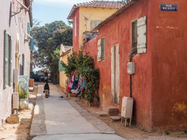 Goree, Senegal 2 Şubat 2019 'da Goree Adası' nın ana meydanında harabe betondan yapılmış açık hava büfesine çıkan merdiven. Gore. Dakar, Senegal Afrika. Ille de Goree.