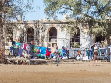 Goree, Senegal... 2 Şubat 2019, Goree Adası 'ndaki renkli evler arasında kaldırım taşı yolu olan günlük yaşam ve sokak. Gore. Dakar Senegal. Afrika.