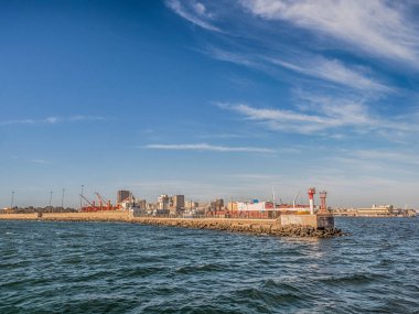 Dakar, Senegal - 2 Şubat 2019: Senegal Dakar limanının rıhtım yakınında büyük gemiler, küçük tekneler, vinçler ve kargolarla manzarası. Afrika.