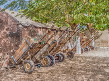 Joal-Fadiouth, Senegal - 24 Ocak 2019: Joal-Fadiouth adasındaki binanın yanında birkaç araba duruyor. Şehir ve komün, Senegal Afrika 'nın Petite Cte' sinin sonundaki bu bölgededir..