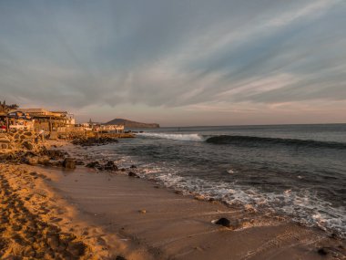 Dakar, Senegal - 2 Şubat 2019: Dakar 'da Atlantik kıyısında gün batımı ve arka planda kıyı restoranları, Senegal, Afrika