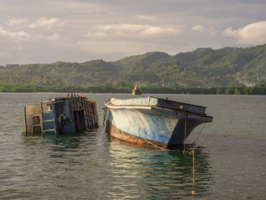 Endonezya 'daki Ambon adasının kıyısında birçok gemi enkazı bulunuyor. Ambon Adası, Orta Maluku, Endonezya