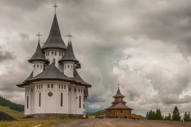 Karpatlar. Romanya. 30 Haziran 2015: Romanya Karpatlar 'da yeni inşa edilen tuğla manastırı