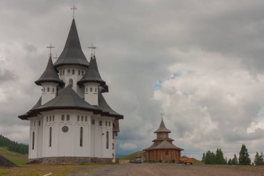 Karpatlar. Romanya. 30 Haziran 2015: Romanya Karpatlar 'da yeni inşa edilen tuğla manastırı