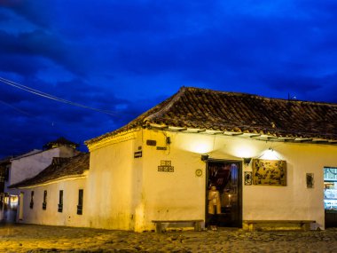 Villa de Leyva, Kolombiya - 02 Mayıs 2016: Gece boyunca güzel ve antika mimarisi olan Villa de Leyva 'da küçük bir meydan.
