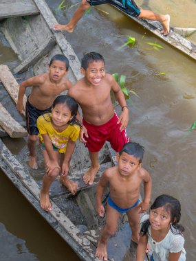 Amazon Nehri, Peru- 04 Aralık 2018: Çocuklar Amazon Nehri 'nin limanında, Peru' da. Güney Amerika