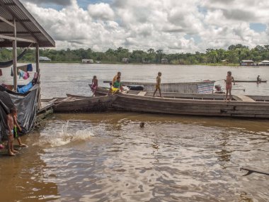 Benjamin Constant, Brezilya - 09 Aralık 2017: Çocuklar Amazon Nehri 'nde yüzüyor ve atlıyorlar. Güney Amerika