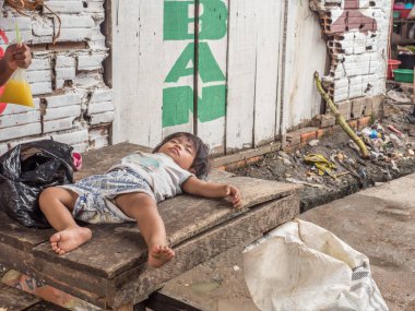 Çift kanodaki piranaları yakaladı. Brezilya Bordu ve Peru 'daki Piraa Ormanı