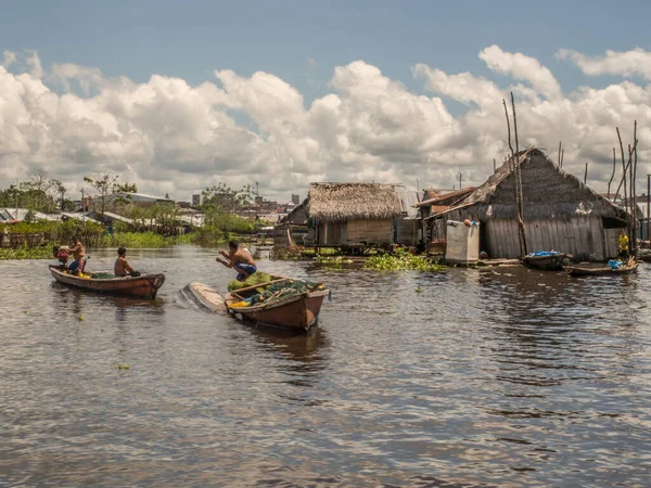 Iquitos, Peru - Aralık 06, 2018: Çeşitli et, balık ve meyve türleriyle pazar. Belen Pazarı Latin Amerika. Beln Mercado.