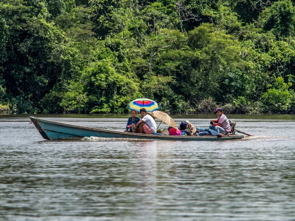 Rio Amazonas Brasil Maio 2016 Pequeno Barco Com Moradores Rio — Fotografia de Stock