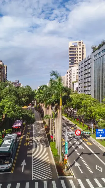 Taipei, Tayvan - 19 Ekim 2016: Taipei 'deki kahverengi metro hattının görüntüsü. Asya.