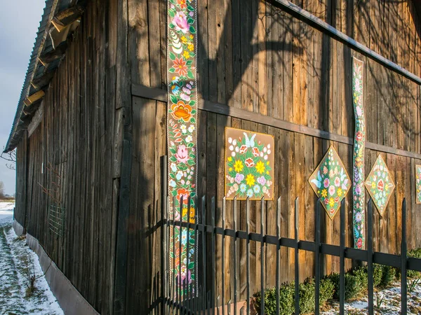 Залипи Польша Января 2017 Года Красочные Цветы Нарисованные Стенах Сарая — стоковое фото