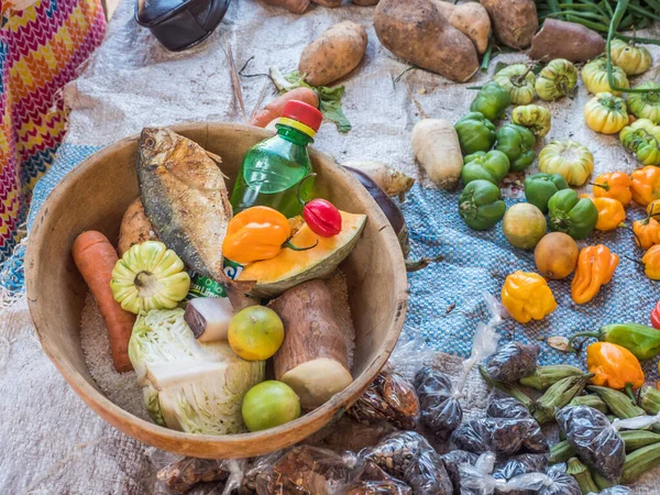 Marketten satın alındığı ahşap bir kase. Senegal. Afrika.