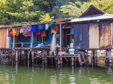 Jayapura, Endonezya - 24 Ocak 2015: Kampung Ayapo 'daki Stilt evleri, Sentani Gölü, Papua, Endonezya