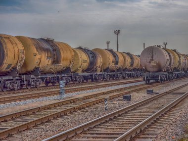 Kajpeda, Litvanya - 07 Nisan 2018 Kajpeda tren istasyonunda çeşitli renkli vagonlar