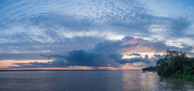 Amazon Nehri 'nin günbatımındaki panoramik manzarası Amazonia. Peru. Güney Amerika.