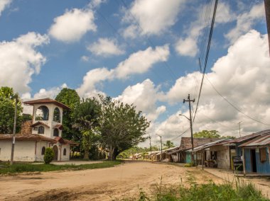 Santo Tomas, Peru - 17 Mayıs 2016: Amazon Ormanı 'nın güneyindeki köyde küçük bir kilise.