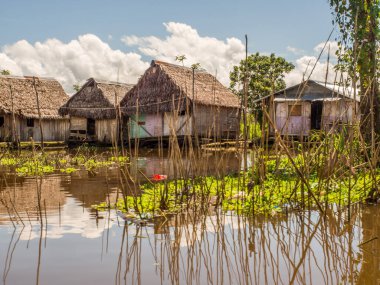 Iquitos, Peru- 16 Mayıs 2016: Peru Belen 'de küçük bir şehirde yüzen evler. Beln. Latin Amerika. Amazonia.