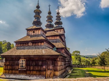 Owczary, Polonya - 22 Ağustos 2018: The Greek Catholic Parish Curch of Protection of the Mather of God in Owczary. Polonya. Polonya ve Ukrayna 'daki Karpatlar bölgesinin UNESCO Tahta Çelenkleri. Düşük Beskids.