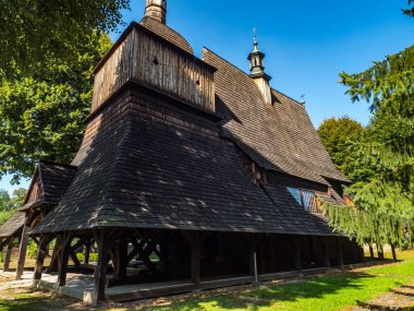 Skowa, Polonya - 22 Ağustos 2018 Saints Philip ve James Church Skowa. Güney Polonya 'nın UNESCO Ahşap Kilisesi' nin bir parçası. Düşük Beskids.