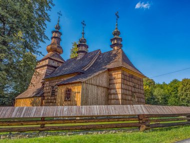 Skowa, Polonya - 22 Ağustos 2018 Saints Philip ve James Church Skowa. Güney Polonya 'nın UNESCO Ahşap Kilisesi' nin bir parçası. Düşük Beskids.