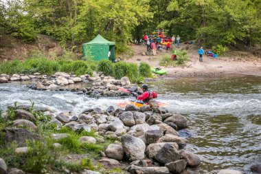 Jozefow, Polonya - 12 Mayıs: su kanosu, ekstrem kano. Küçük bir spor kanosundaki adam Polonya 'daki Swider Nehri' ndeki bir şelaleye yaklaşmaya çalışıyor.