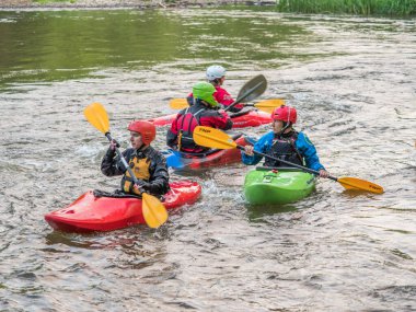 Jozefow, Polonya - 12 Mayıs: su kanosu, ekstrem kano. Küçük bir spor kanosundaki kayakçılar Polonya 'daki Swider Nehri' ndeki şelaleye yaklaşıyorlar.