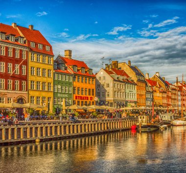 Nyhavn (Yeni Liman), Kopenhag, Danimarka - 14 Mayıs 2019: Eski Kopenhag, Danimarka, Avrupa 'daki renkli binalar, gemiler, yatlar ve diğer teknelerle Nyhavn iskelesinin panoramik görüntüsü