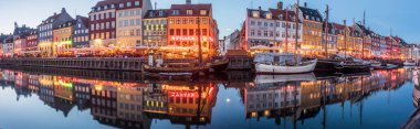 Nyhavn (Yeni Liman), Kopenhag, Danimarka - 14 Mayıs 2019: Renkli binalar, gemiler, yatlar ve eski Kopenhag, Avrupa 'daki diğer tekneler ile Nyhavn rıhtımının panoramik manzarası. Gece vakti.,