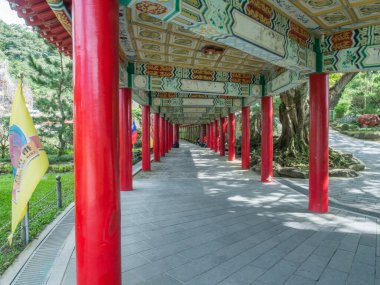 Taipei, Tayvan - 19 Ekim 2016: Taipei, Maokong Hill 'deki Zhinan Tapınağı' ndaki Lingxiao Şapeli 'ne giden kırmızı sütunlu uzun koridor