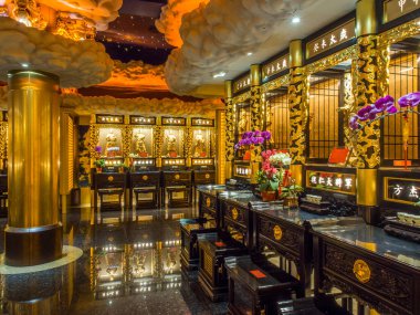 Taipei, Tayvan - 19 Ekim 2016: Taipei, Maokong Hill 'deki Zhinan Tapınağı' nda altın sunaklar. Asya