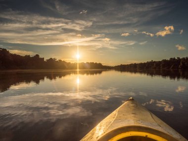 Amazonia. Kanodan gün batımı görüntüsü. Amazon Nehri 'nin akarsuyu olan Javari Nehri yakınlarındaki Coati Gölü' nde. Selva Brezilya ve Peru sınırında. Güney Amerika.