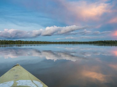 Amazonia. Kanodan gün batımı görüntüsü. Amazon Nehri 'nin akarsuyu olan Javari Nehri yakınlarındaki Coati Gölü' nde. Selva Brezilya ve Peru sınırında. Güney Amerika.