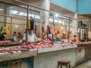 Iquitos, Peru - Aralık 06, 2018: Çeşitli et ve balık türleri ve meyvelerle pazar. Belen Pazarı. Latin Amerika. Beln Mercado.