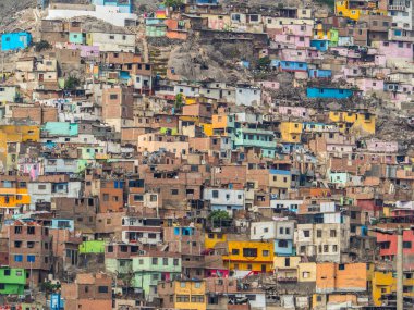 Lima, Peru - 07 Aralık 2018: Cerro San Cristobal, Andes Mountain, Lima, Peru 'nun kenar mahallelerinin bir kısmı